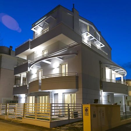 リミニ Residenza Riva Azzurraアパートホテル エクステリア 写真