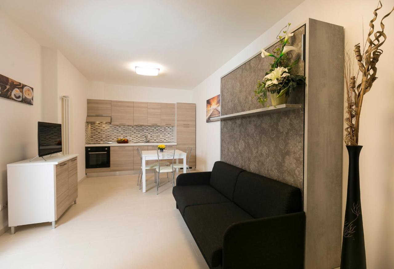 リミニ Residenza Riva Azzurraアパートホテル エクステリア 写真