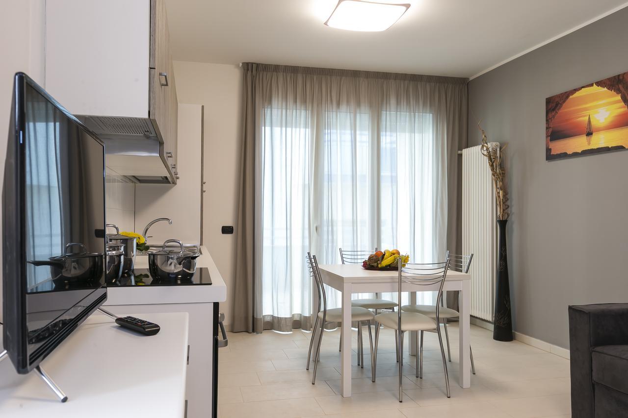 リミニ Residenza Riva Azzurraアパートホテル エクステリア 写真