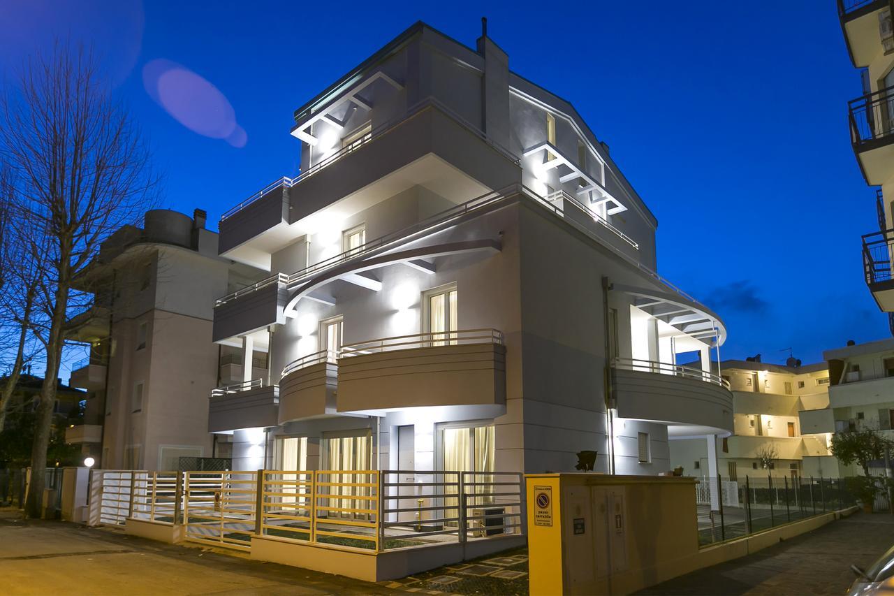 リミニ Residenza Riva Azzurraアパートホテル エクステリア 写真